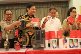 وزير الصناعة متفائل بأن جمهورية إندونيسية ستصبح قاعدة إنتاج الهواتف الخلوية