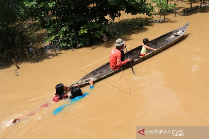 Overstromingen hebben bepaalde delen van het dorp Teupin Peuraho in het subdistrict Arongan Lam Balek, het district Atjeh Barat, de provincie Atjeh op 30 maart 2021 onder water gezet (ANTARA FOTO / Syifa Yulinnas / aww.)