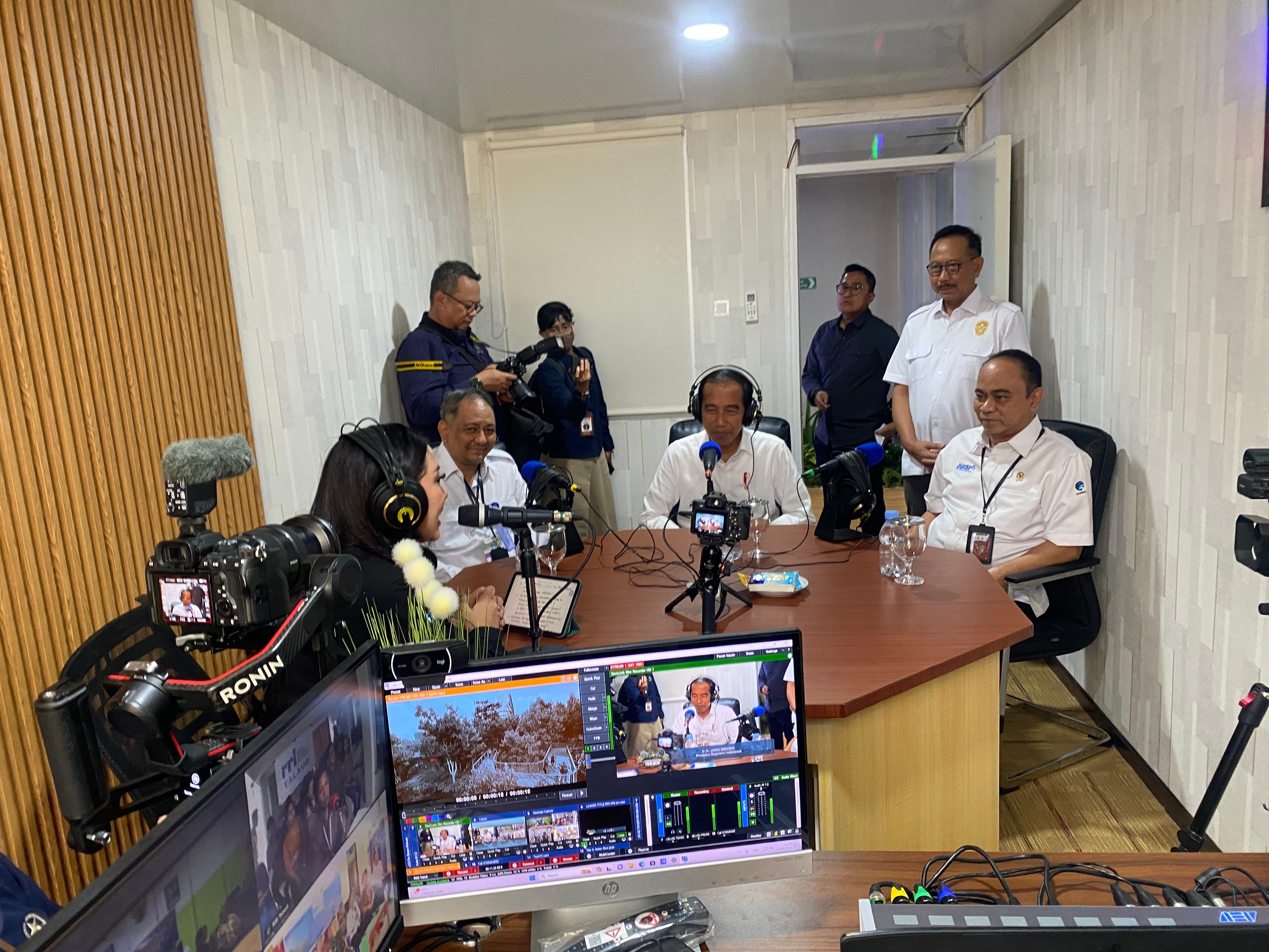 Presiden Joko Widodo melakukan siaran perdana bersama Radio Republik Indonesia (RRI) di Ibu Kota Nusantara (IKN), Kalimatan Timur, Rabu (17/1/2024). (Foto: RRI)