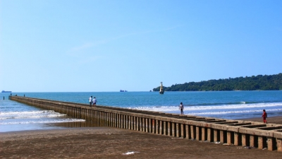 Het strand van Teluk Penyu in Midden-Java