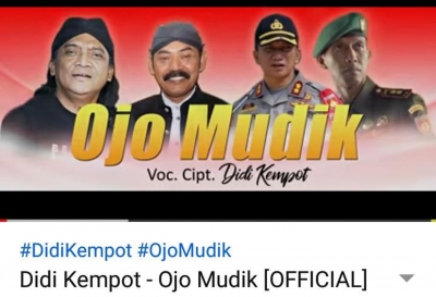 Tjampursariliedjes : Ojo Mudik gezongen door Didi Kempot