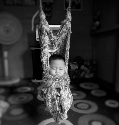 Bapukung: een traditionele manier om baby&#039;s in slaap te brengen van Kalimantan