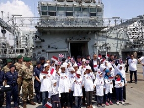 Engelse oorlogschip doet een reeks activiteiten in zijn bezoek naar Indonesie