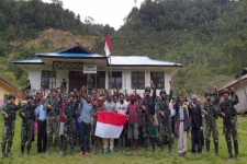 Vijf gewapende Papoea-rebellen die zich bij de door Puron Wenda geleide separatistische groep voegen, hebben woensdag (22 juli) hun loyaliteit uitgesproken aan de eenheidsstaat van de Republiek Indonesië in Wame Village, subdistrict Bruwa, Lanny Jaya, district Papoea.