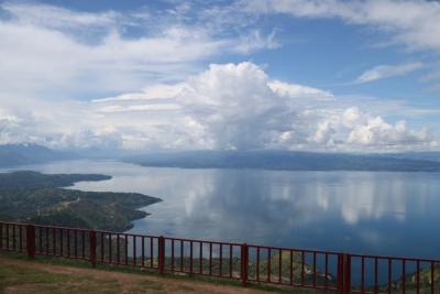 Het dorp Huta Ginjang: Een plek om het prachtige toba-meer, Noord-Sumatra, te zien