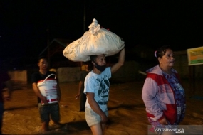 Inwoners van Kota Timur trokken naar hoger gelegen gebieden, omdat ze op donderdagavond werden verdreven door overstromingen