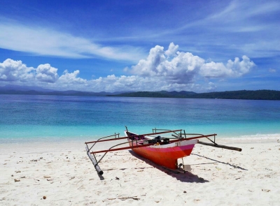 De blauwe oceaan van het eiland Lihaga, Noord-Sulawesi