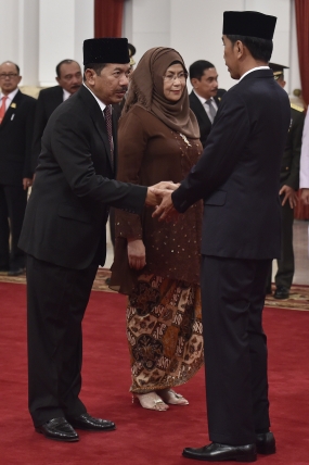 Jokowi koos Major generaal Djoko Setiadi als het hoofd van cyberbureau