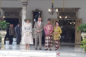 Nederlandse koning Willem-Alexander en koningin Maxima Zorreguieta Cerruti met Sri Sultan Hamengkubuwono X en Gusti Kanjeng Ratu Hemas van Yogyakarta in het Yogyakarta-paleis, woensdag.