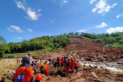 Reddingswerkers probeerden vermiste slachtoffers van aardverschuivingen te vinden in Rumbia Village, Jeneponto District, SOuth Sulawesi. 