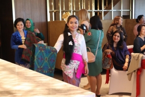 Indonesisch textiel gemarkeerd op traditionele modeshow in Myanmar