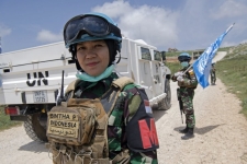 Een Indonesische vrouwelijke soldaat die toetrad tot de VN-interimmacht in Libanon (UNIFIL) patrouilleerde op 23 april 2020 langs de Libanon-Israëlische grenzen (UN / Pasqual Gorriz)