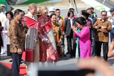 Coördinerend minister van Maritieme Zaken en Investeringen Luhut Binsar Pandjaitan samen met koning Willem Alexander en koningin Maxima Zorreguieta Cerruti uit Nederland op het complex van het Tobameer, Noord-Sumatra, donderdag. (3-12-2020)