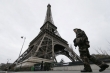 Franse soldaten voeren een patrouille uit in de buurt van de Eiffeltoren als onderdeel van de &quot;Vigiprate&quot; -beveiliging van het hoogste niveau na de schiettragedie in het Charlie Hebdo-kantoor in Parijs