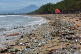Het strand van Kuta op Bali heeft 30 ton zwerfvuil op zee verwijderd