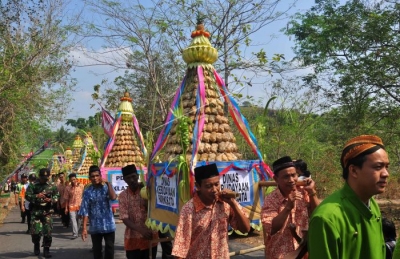 Het traditie de Kirab Gunungan Ketupat uit Midden Java