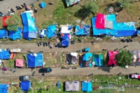 Meer dan 89 duizenden mensen zoeken nog steeds hun toevlucht na een krachtige aardbeving in W Sulawesi