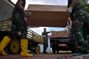 TNI verdeelt meer dan 150.000 stuks beschermingsmiddelen in provincies