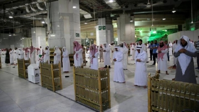 Aanbidders bidden in de buurt van Kaaba in de Grote Moskee terwijl ze sociale afstand nemen, na het uitbreken van de coronavirusziekte (COVID-19), tijdens de heilige maand Ramadan, in de heilige stad Mekka, Saoedi-Arabië, 4 mei 2020. Het ministerie van het land van Hajj en Umrah zei onlangs op Twitter dat het de twee moskeeën zou heropenen