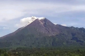 De berg Merapi blaast hete wolken op tot 600 meter