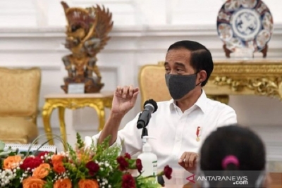 De president beveelt een enorme campagne om binnen twee weken maskers te dragen