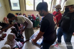 Vrijwilligers van het Indonesische Rode Kruis (PMI) in Lhokseumawe, Atjeh, delen basisbehoeften, zoals voedsel en kleding voor gebeden, uit aan Rohingya-vluchtelingen. ANTARA / HO - Public Relations van het Indonesische Rode Kruis (PMI)