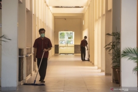 Schoonmaakpersoneel draagt maskers tijdens het uitvoeren van hun taken op 10 maart 2020 in het Sulianti Saroso Infectious Diseases Hospital in Jakarta.