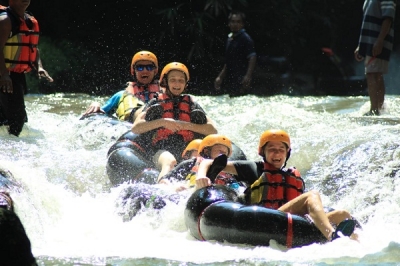 Kali Pusur rivier: Het toerisme van rivierbuizen uit Karanglo, Midden-Java