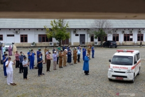 Sommige medische hulpverleners verrichten begrafenisgebeden voor een arts die is overleden aan COVID-19 in het Zainal Abidin-ziekenhuis in Banda Aceh, Atjeh.