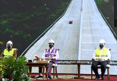 President Jokowi huldigt het tolweggedeelte Manado-Danowudu in