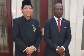 Indonesische ambassadeur voor Guiena-Bissau, Mansyur Pangeran en de President van Guinea-Bissau, Jose Mario Vaz