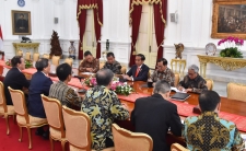 De president was vergezeld door minister van energie en minerale hulpbronnen en hoofd van SKK Migas om op dinsdag (16/7) een delegatie van Inpex Corp te ontvangen over de onderhandelingen over het Masela-blok in Merdeka Palace.