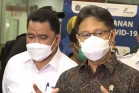 Verkopers op de markten van Groot-Jakarta om COVID-19-vaccinatie te ontvangen
