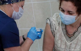 Buitenland : Rusland begint met grootschalige vaccinaties tegen coronavirus