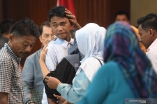 Heri Ardiansyah (midden), die werd ontvoerd door de beruchte terreurgroep Abu Sayyaf maar wist te ontsnappen, wordt tijdens een evenement op het Indonesische ministerie van Buitenlandse Zaken in 2019 omhelsd door familieleden.