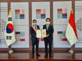 De Zuid-Koreaanse regering overhandigt Thomas Lembong de hoogste diplomatieke medaille