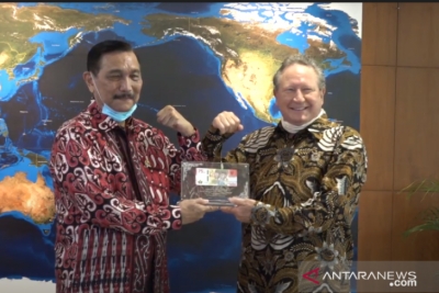Coördinerend minister voor Maritieme Zaken en Investeringen Luhut Binsar Pandjaitan (links) en Fortescue Metals Group-oprichter Andrew Forrest (rechts) na de ondertekening van een samenwerkingsovereenkomst over duurzame industrie in Jakarta op vrijdag (4 sept.2020).