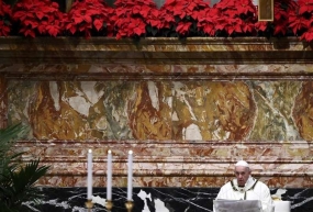 Buitenland: Paus houdt vervroegde en sombere kerstavondmis