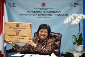Het Ministerie van Milieu en Bosbouw (KLHK) reikte prijzen uit aan producenten die in hun bedrijfsvoering initiatieven hebben genomen om afval te verminderen. De prijs werd symbolisch overhandigd door LHK-minister Siti Nurbaya, dinsdag (9/6/2020), via videoconferentiefaciliteiten.