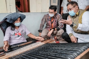 Minister Sandiaga Uno nodigde de wevers van Noord-Sumatra Ulos Dairi Village uit om de productie te verhogen