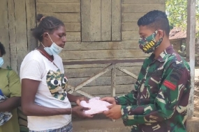 RI-PNG grensbewakingspersoneel in Merauke schenkt kleding aan de lokale bevolking