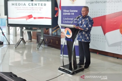 Regeringswoordvoerder voor de behandeling van COVID-19 Achmad Yurianto tijdens een persconferentie in het National Disaster Mitigation Agency (BNPB) Building in Jakarta op woensdag