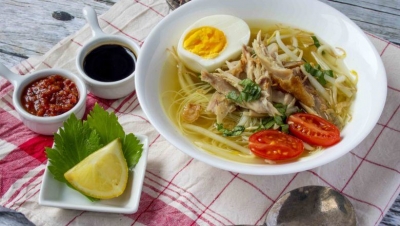 Soto Ayam: een smakkelijker kippen soup van Indonesie