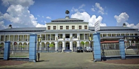 © Wikipedia Volgens de Surinaamse nieuwssite Waterkant.net lag de man in het St. Vincentius Ziekenhuis in Paramaribo.