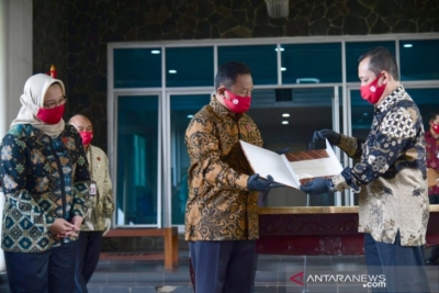 Overhandiging van de ceremonie van de oorspronkelijke onafhankelijkheidsverklaring tussen het Nationaal Archief van de Republiek Indonesië (ANRI) en het presidentiële secretariaat in Jakarta, zondag (16/8/2020). 