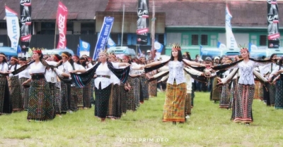 De Ndundu Ndake-dans uit het regentschap Manggarai, Oost-Nusa Tenggara