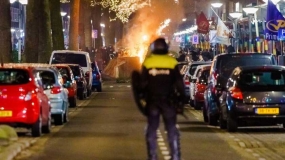 Buitenland: Nederlandse politie arresteert 240 mensen in actie tegen lockdown