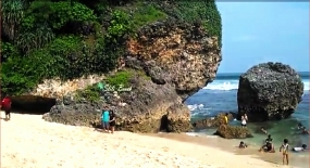 Het strand Slili in de regentschap Gunung Kidul, Provincie Yogyakarta