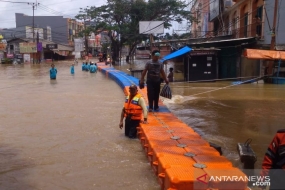 Duizenden mensen ontvluchten hun huizen terwijl Tangerang door overstromingen wordt overspoeld