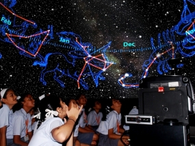 Beweegde Planetarium van Indonesie werd door de gemeenschaap van Laos geintereseerd